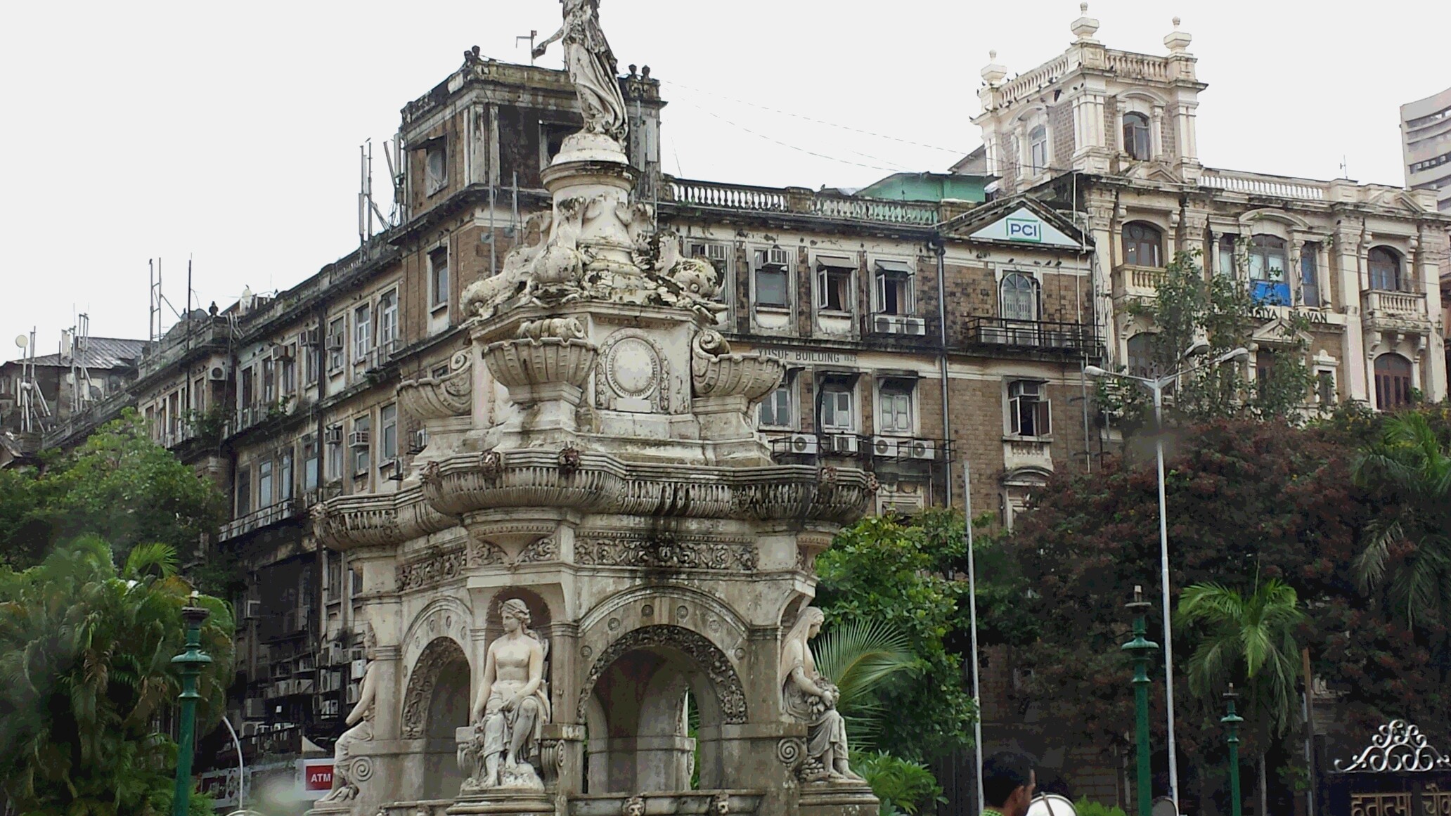 ムンバイ　街並み彫像